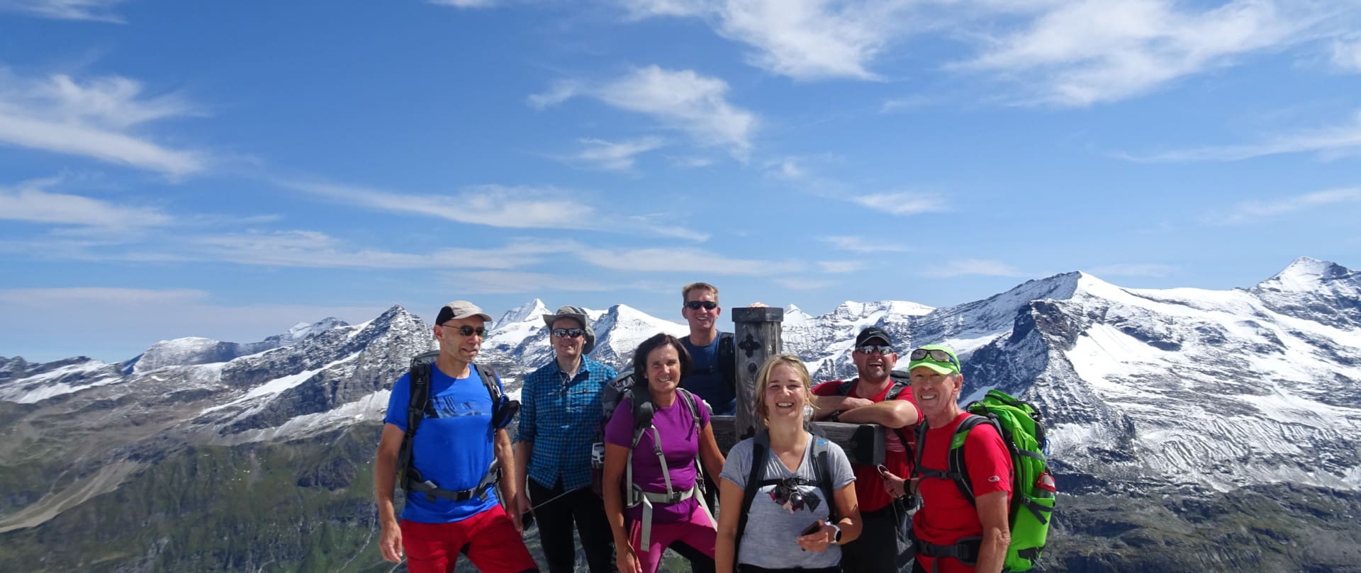 Wandergruppe am Hohen Fürlegg vor den Gipfeln des Stubachtals