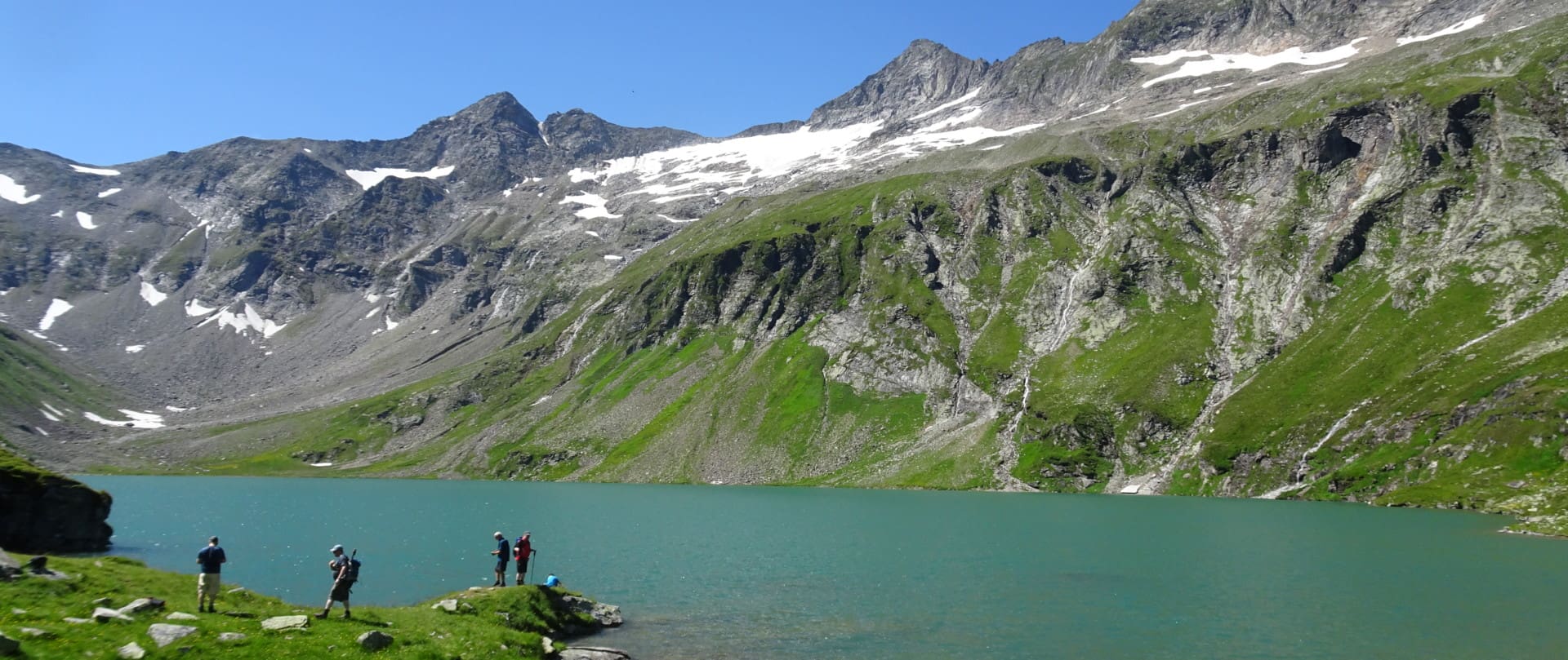 Wanderer neben dem Kratzbergsee in den Hohen Tauern