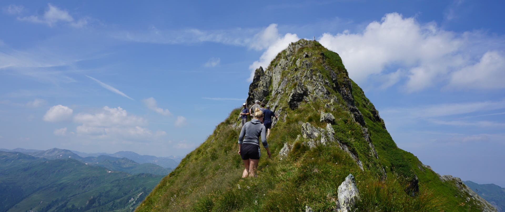 Wanderer auf dem Wanderweg zum Roßgruber Kogel