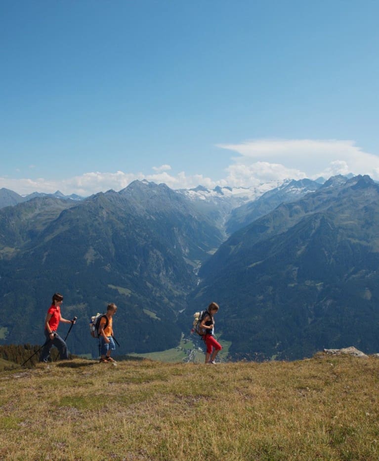 Wanderer vor einem bergigen Ausblick mit dem Wildkogel