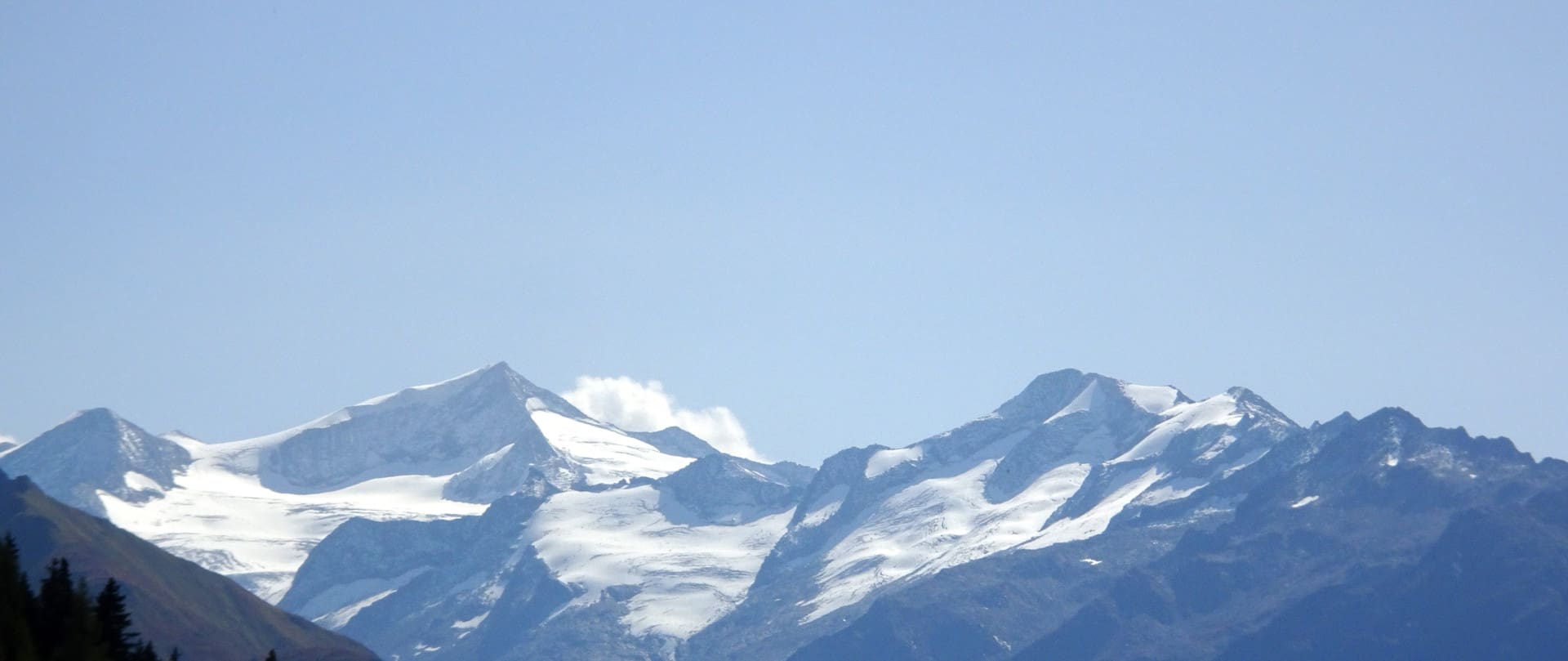 Berggipfel bei sonnigen Wetter mit Schnee