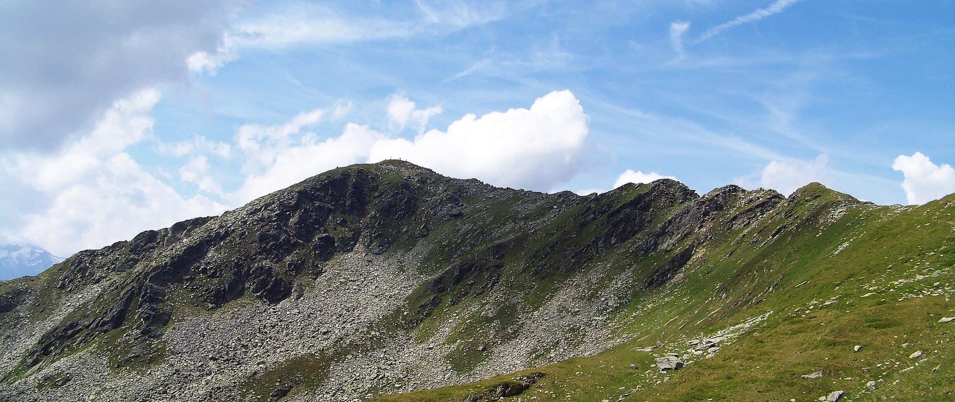 Ausblick auf die Berggipfel sowie den Frühmesser bei sonnigen Wetter
