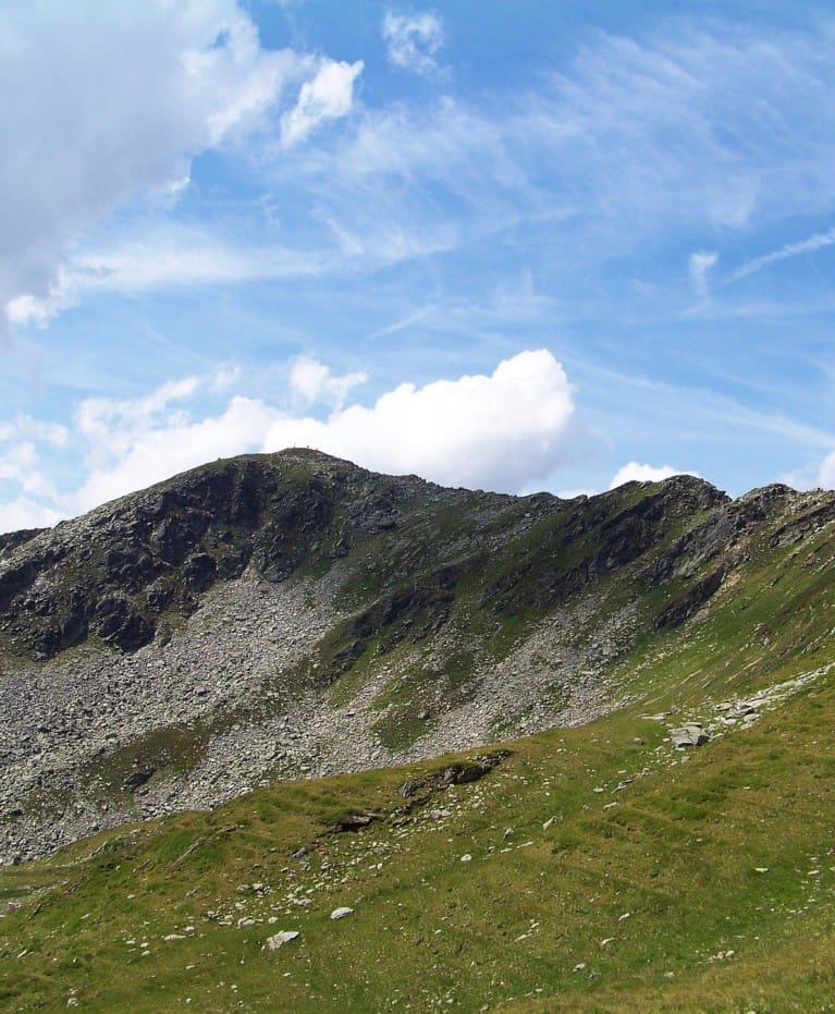 Ausblick auf die Berggipfel sowie den Frühmesser bei sonnigen Wetter