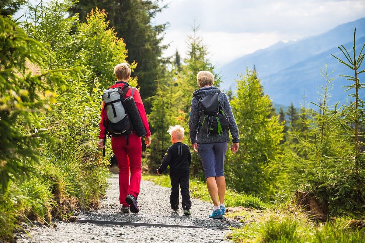 Familienwanderung in der Urlaubsregion Wildkogel, Salzburg Familie mit Kleinkind beim Wandern in der Urlaubsregion Wildkogel, Salzburg