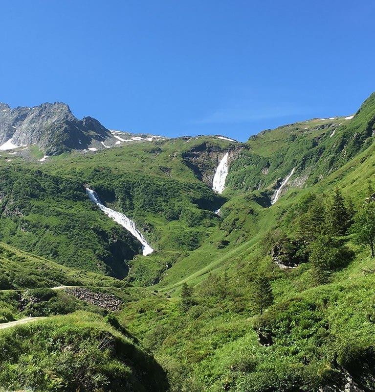 Ein Blick vom Wanderweg auf die Berglandschaft mit Wasserfälle während des Aufstiegs zur Fürther Hütte im Hollersbachtal im Nationalpark Hohe Tauern in Salzburg