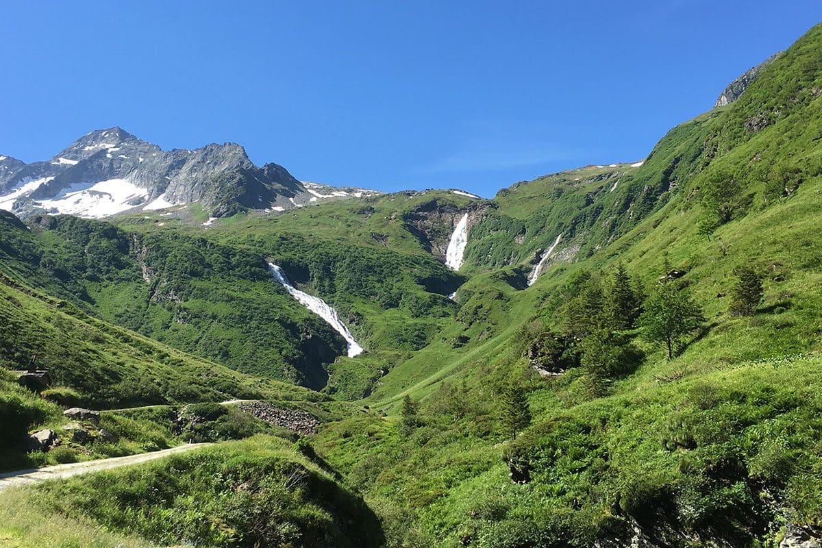 Ein Blick vom Wanderweg auf die Berglandschaft mit Wasserfälle während des Aufstiegs zur Fürther Hütte im Hollersbachtal im Nationalpark Hohe Tauern in Salzburg
