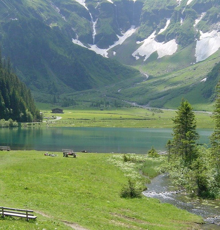 Blick auf den blauen Hintersee im Felbertal mit gemütliche Bankerl im Nationalpark Hohe Tauern in Salzburg
