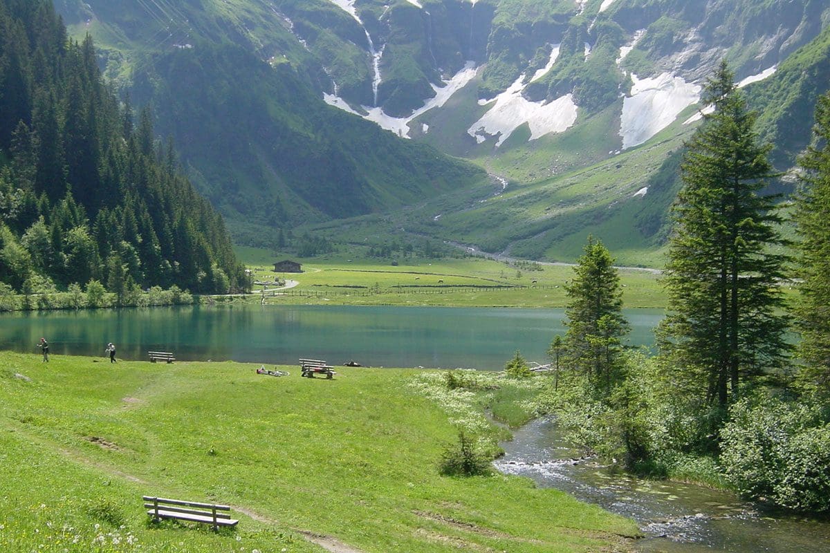 Blick auf den blauen Hintersee im Felbertal mit gemütliche Bankerl im Nationalpark Hohe Tauern in Salzburg