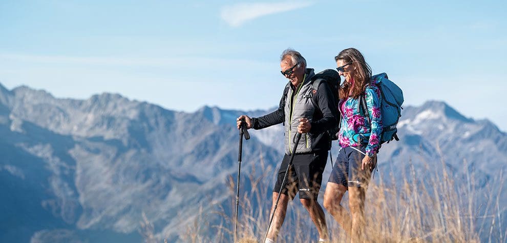 Paar beim Wandern im Wanderurlaub im Sommer in Salzburg